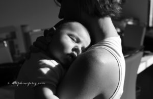 Tendresse et amour entre un nouveau-né et sa mère avec Delphine Perez