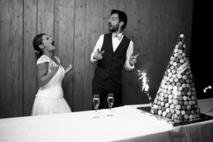 Jeune couple marié heureux chantant le jour de leur mariage