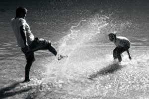 Père et fils jouant au bord de l'eau, reportage photo famille, Delphine Perez