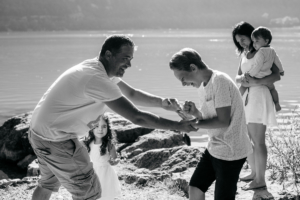 Jeux et complicité père-fils en famille au Lac d'Aiguebelette