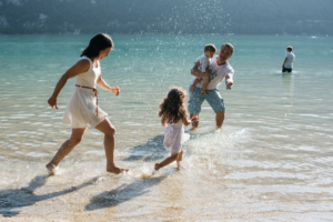 Parents et enfants jouant dans l'eau lors d'une séance photo avec Delphine Perez