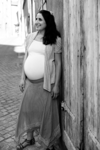 Femme enceinte dans les rues de Trévoux lors d'un shooting photo grossesse.