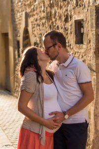 Couple s'embrassant lors d'un shooting photo grossesse à Trévoux dans le département de l'Ain.