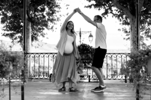 Couple heureux pendant la grossesse devant l'objectif du photographe Delphine Perez.