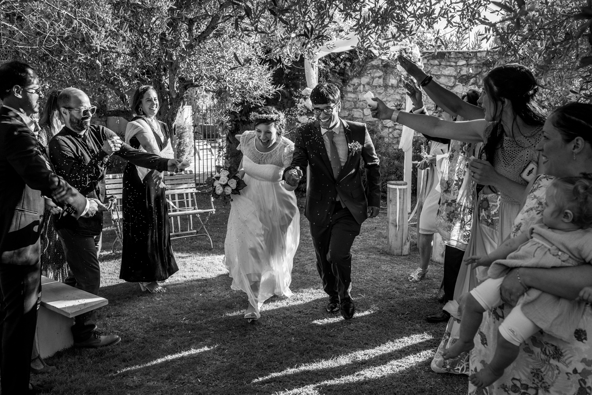Photographe mariage Drôme Provençale, Jeunes Mariés heureux main dans la main