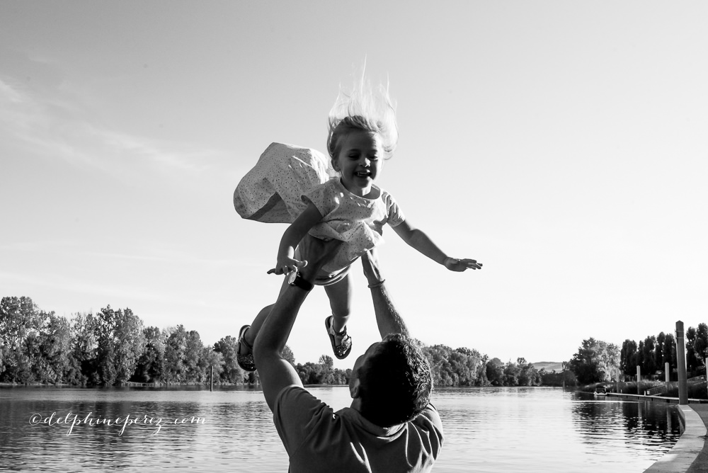 Papa riant et jouant avec sa fille, séance photo enfants Lyon