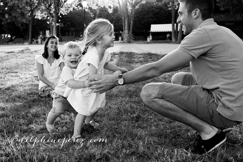 Rires en famille entre enfants et parents lors d'une séance photo lifestyle Lyon