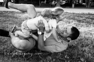 Père jouant avec ses enfants, fous rires avec photographe famille Trévoux