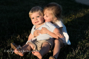 Petite fille embrasant son frère lors d'une séance photo famille Lyon