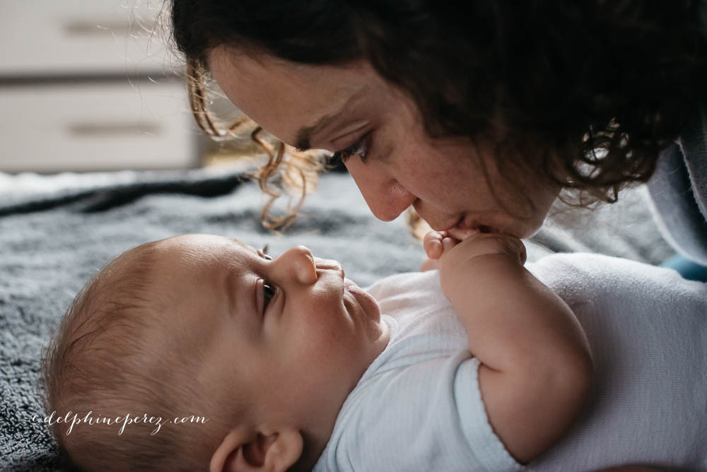 Complicité et amour maternelle avec bébé par Delphine Perez photographe.