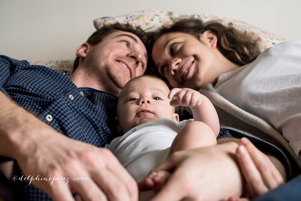 Famille heureuse avec bébé lors d’une séance photographique à Mâcon.