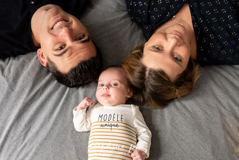 Famille en séance avec bébé à domicile près de Lyon